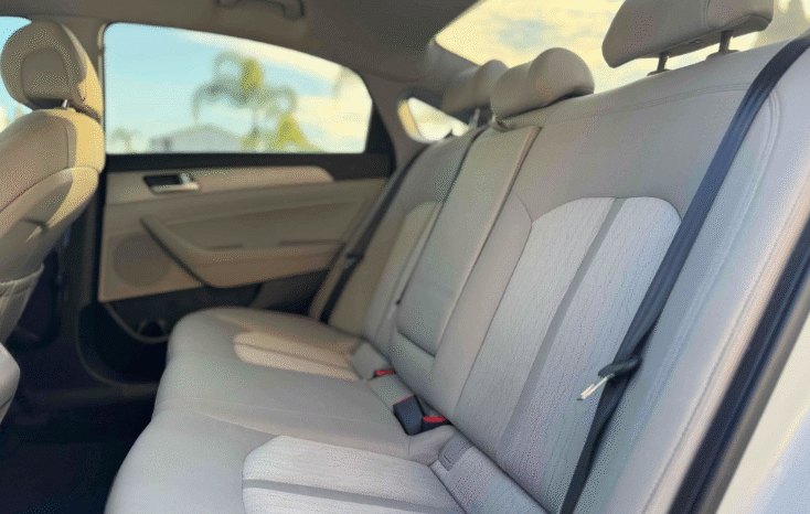 
								Hyundai Sonata Hybrid SE Sedan full									