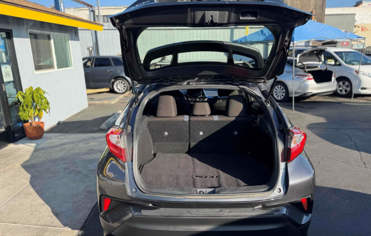 
								2021 Toyota C-HR XLE full									