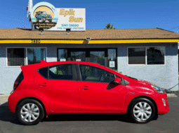 
										2016 Toyota Prius c One full									