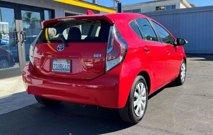 
								2016 Toyota Prius c One full									