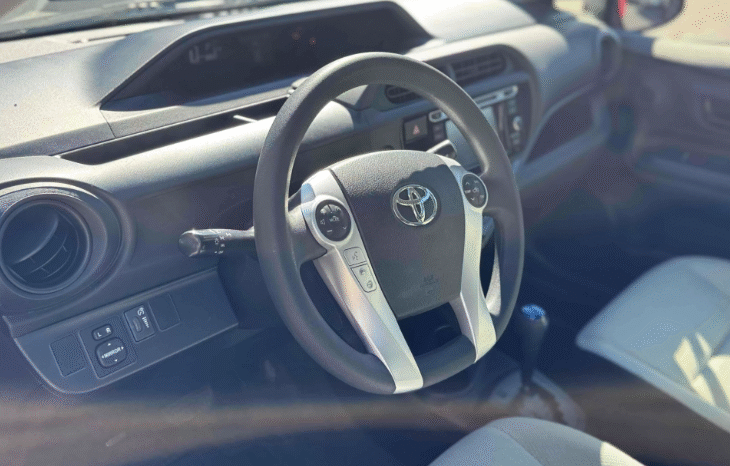 
								2016 Toyota Prius c One full									