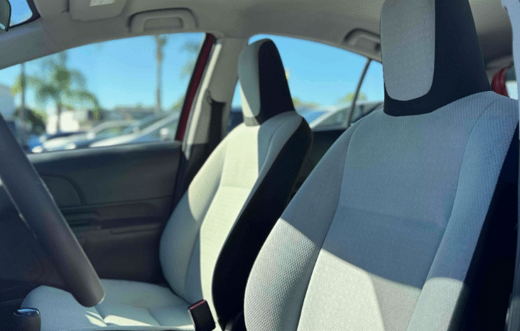 
								2016 Toyota Prius c One full									