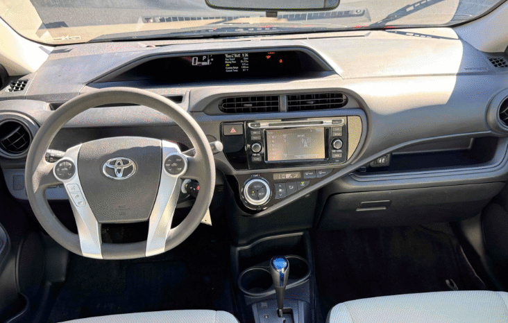 
								2016 Toyota Prius c One full									