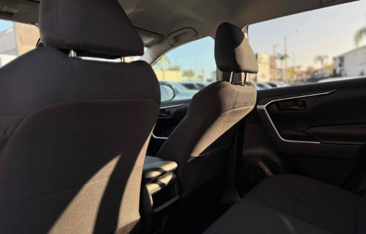 
								2019 Toyota RAV4 LE full									