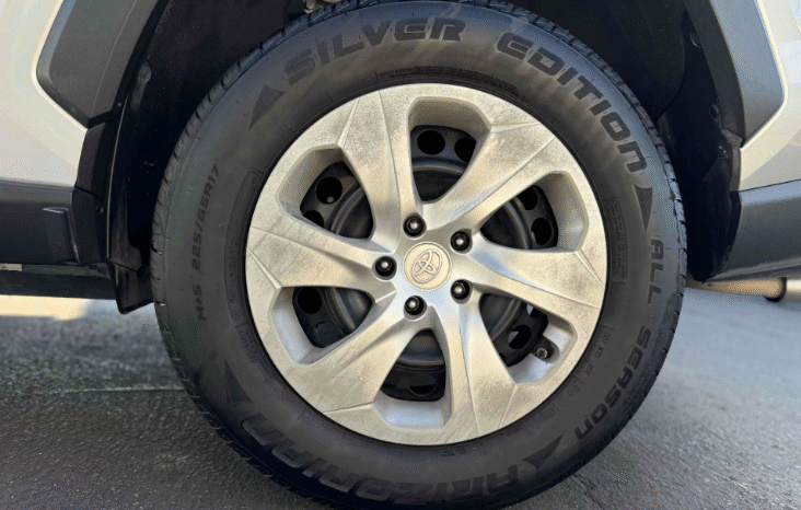 
								2019 Toyota RAV4 LE full									