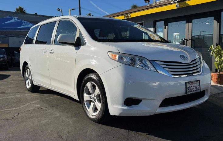 
								2017 Toyota Sienna LE full									
