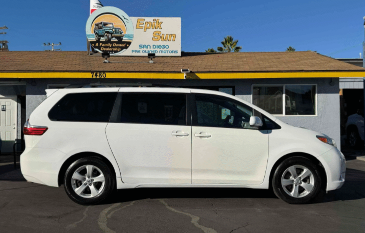 
								2017 Toyota Sienna LE full									