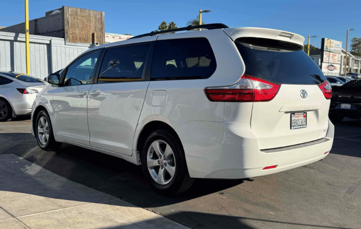 
								2017 Toyota Sienna LE full									