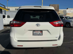 
										2017 Toyota Sienna LE full									