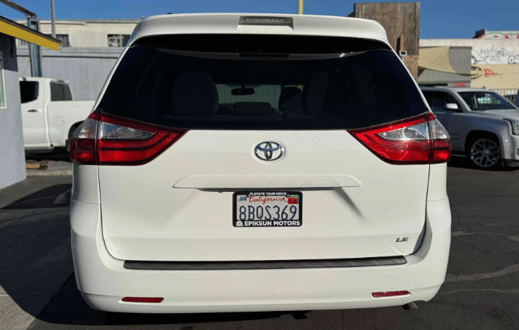 
								2017 Toyota Sienna LE full									