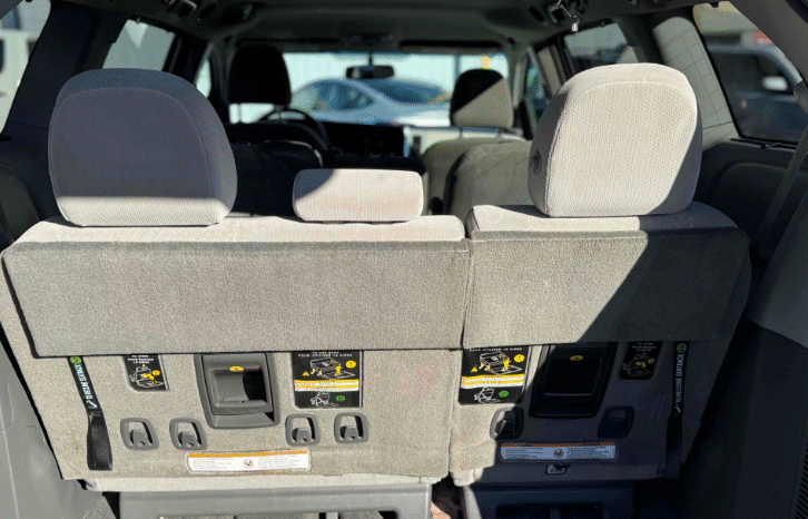 
								2017 Toyota Sienna LE full									