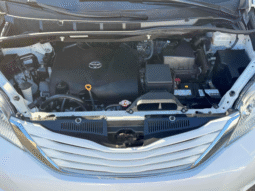 
										2017 Toyota Sienna LE full									