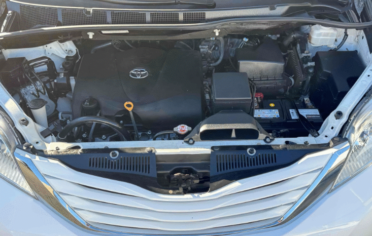 
								2017 Toyota Sienna LE full									