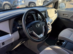 
										2017 Toyota Sienna LE full									