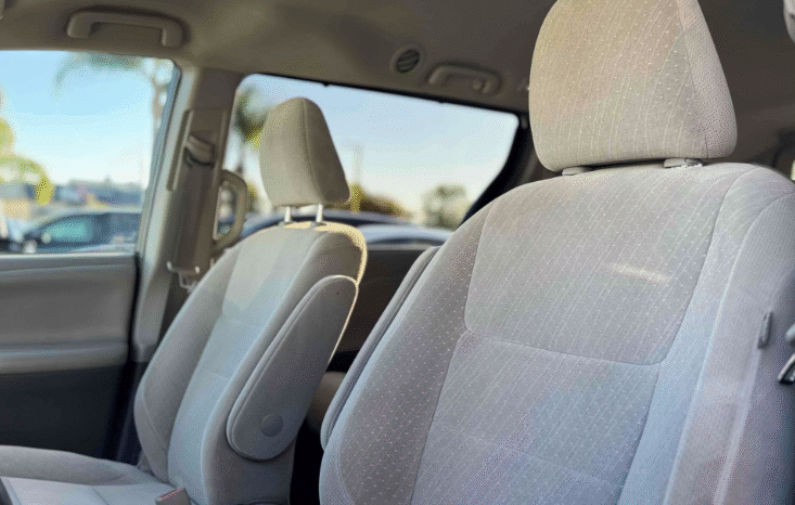 
								2017 Toyota Sienna LE full									