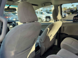 
										2017 Toyota Sienna LE full									