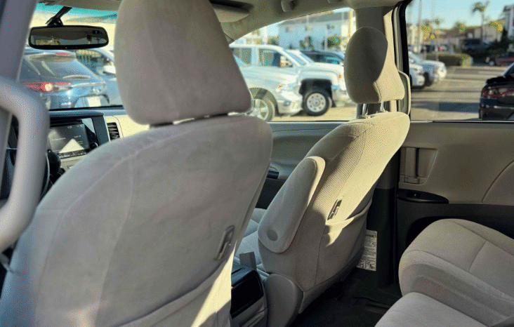 
								2017 Toyota Sienna LE full									