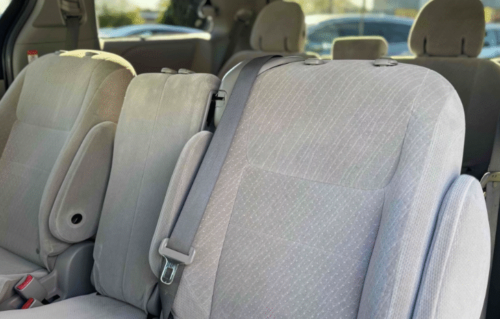 
								2017 Toyota Sienna LE full									