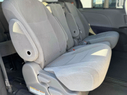 
										2017 Toyota Sienna LE full									