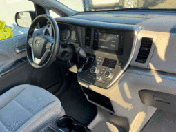 
										2017 Toyota Sienna LE full									