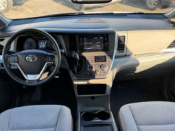
										2017 Toyota Sienna LE full									