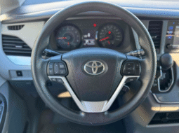 
										2017 Toyota Sienna LE full									