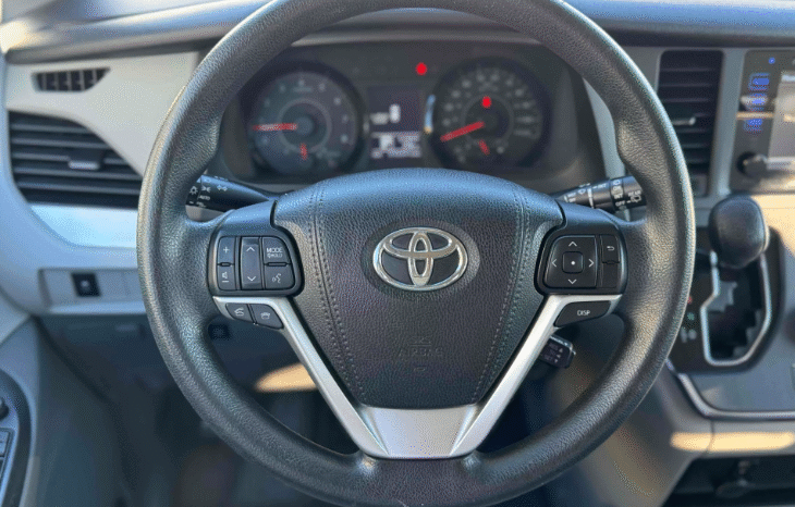 
								2017 Toyota Sienna LE full									