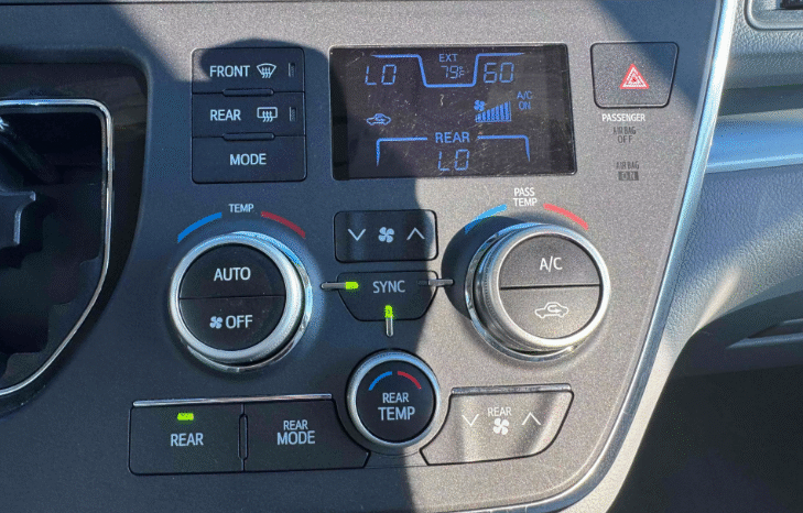 
								2017 Toyota Sienna LE full									