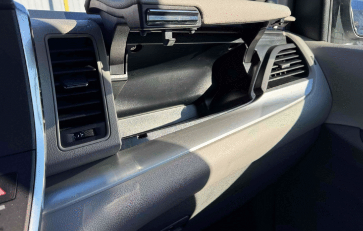 
								2017 Toyota Sienna LE full									