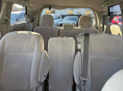 
										2017 Toyota Sienna LE full									
