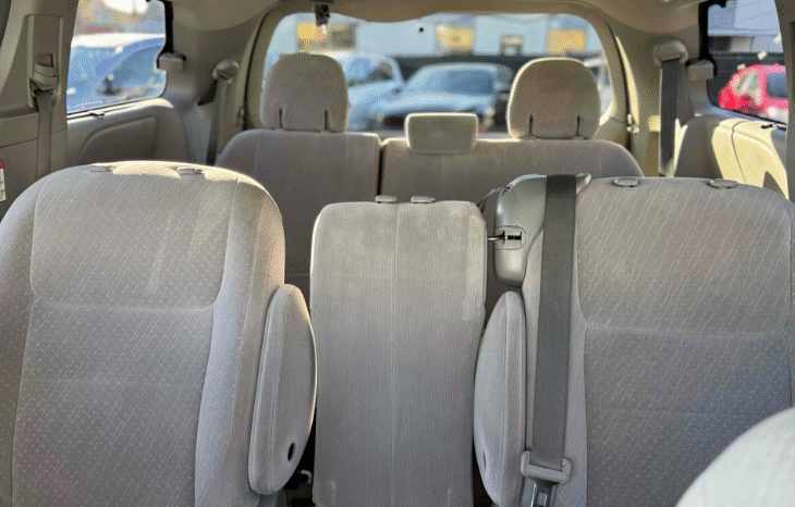 
								2017 Toyota Sienna LE full									