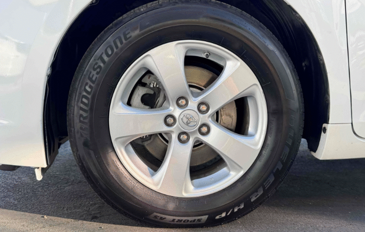 
								2017 Toyota Sienna LE full									