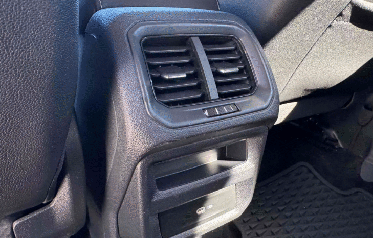 
								2023 Volkswagen Taos SE full									