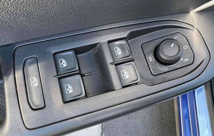 
								2023 Volkswagen Taos SE full									