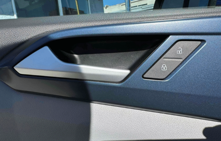 
								2023 Volkswagen Taos SE full									