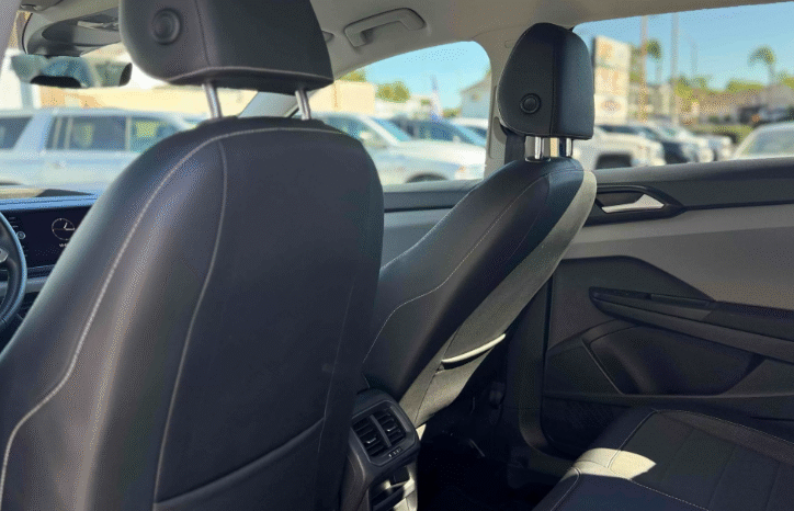 
								2023 Volkswagen Taos SE full									