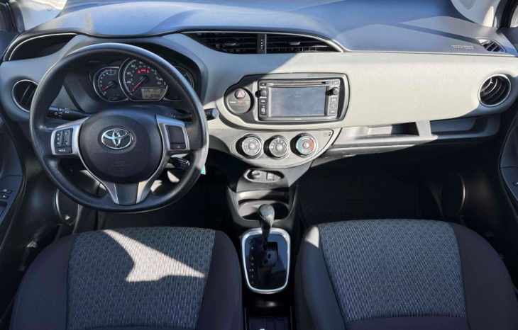 
								2017 Toyota Yaris LE full									