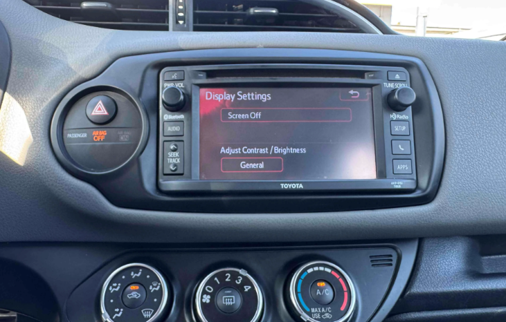 
								2017 Toyota Yaris LE full									