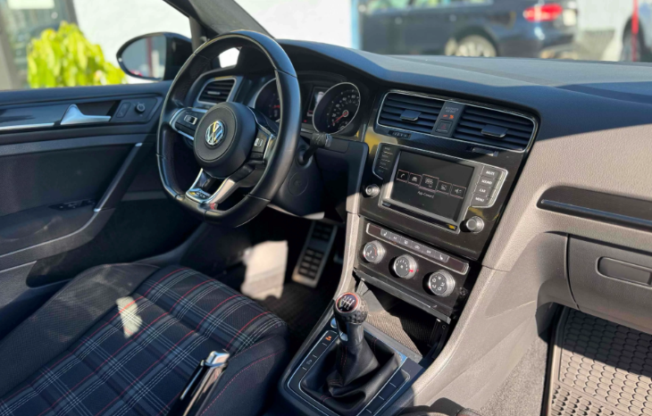 
								2017 Volkswagen Golf GTI SE full									