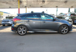 
										2018 Ford Focus ST full									