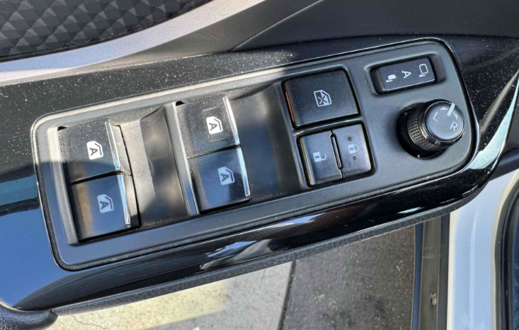 
								2019 Toyota C-HR XLE full									