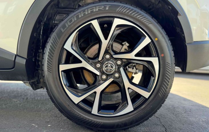 
								2019 Toyota C-HR XLE full									